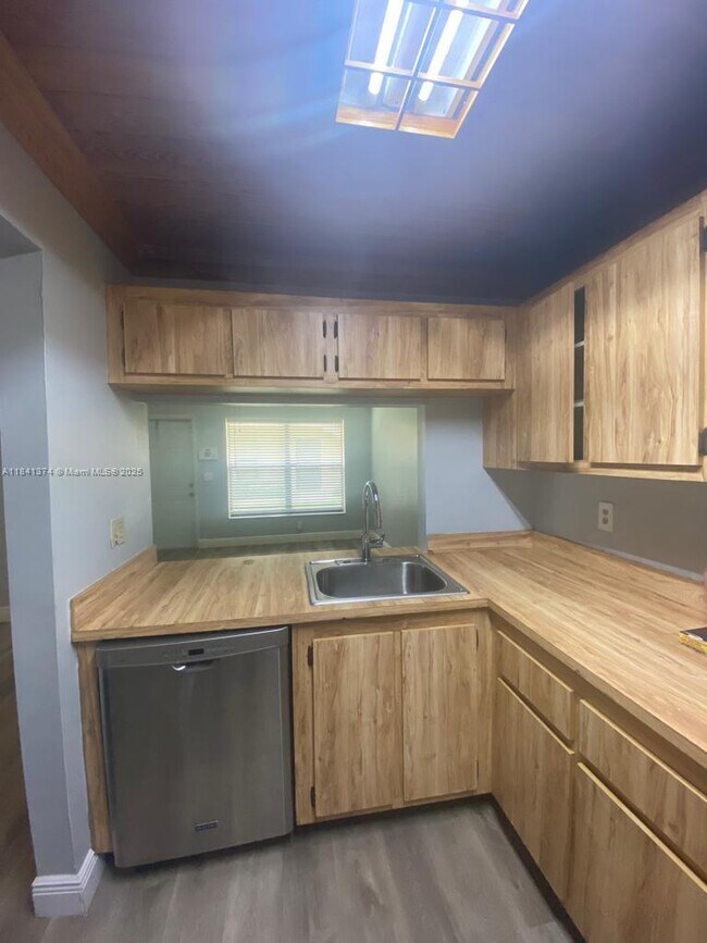 10055 NW 4th St, Pembroke Pines, FL 33024 - photo 4