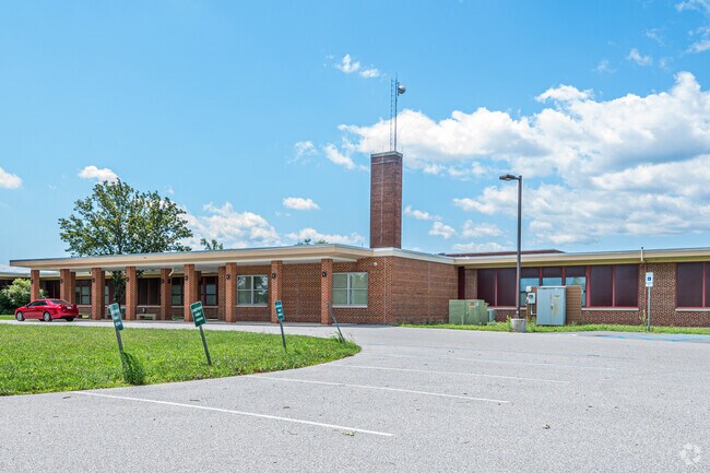 Crestview Elementary School has a B grade on Niche.