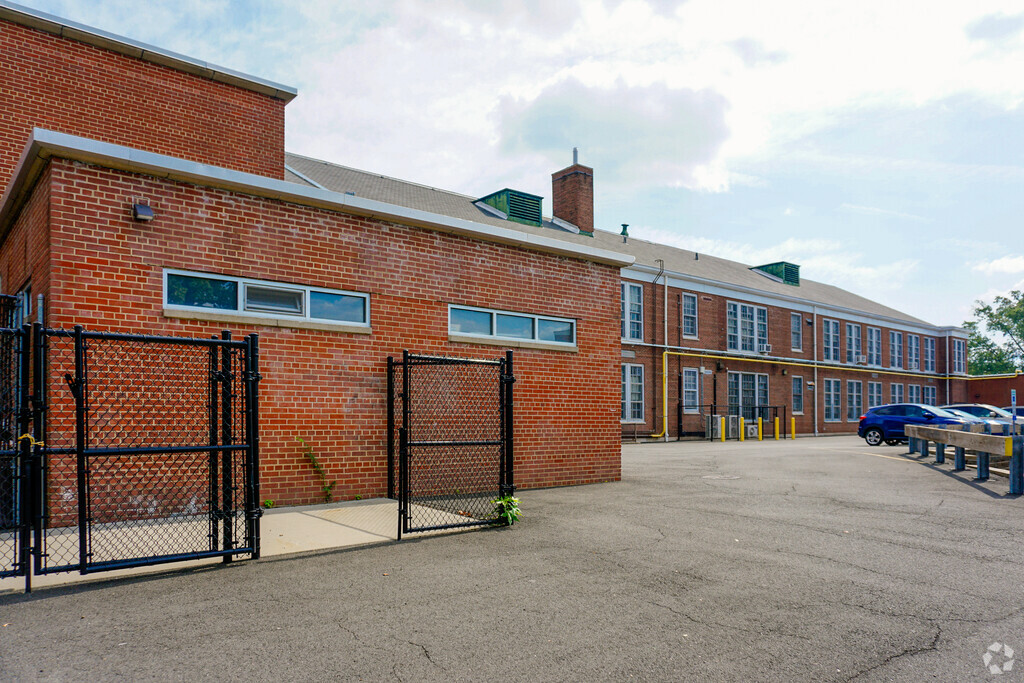 George Washington Elementary School
provides education in the neighborhood of Hillside Township