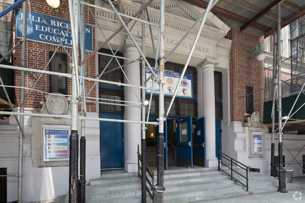 P226M Junior High Annex: Lenox Hill's center for inclusive education.