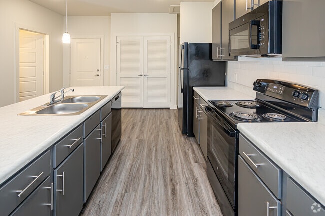 2BR, 2BA - 1,143SF