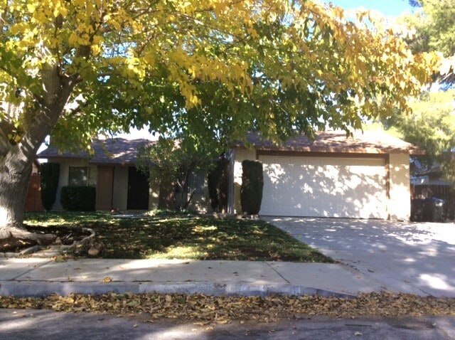 3045 Brentwood Ave, Lancaster, CA 93536 - photo 1