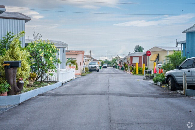 Street view of a row of mobile homes in Medley.