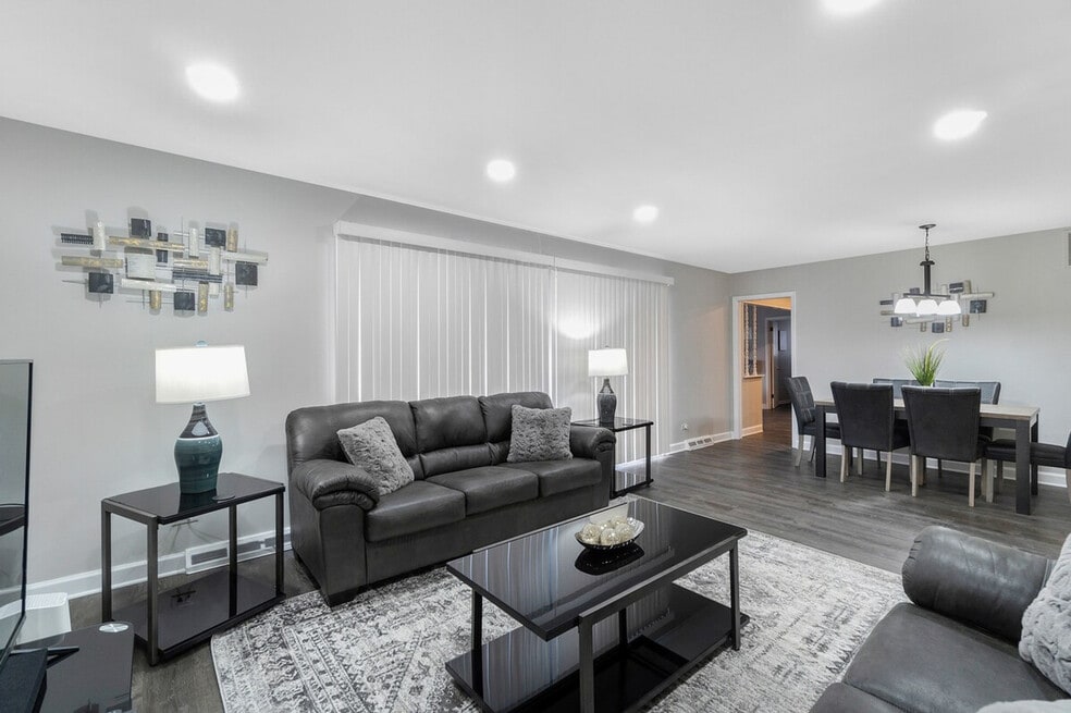 701 E Higgins Rd unit ID1301334P, Elk Grove Village, IL 60007 - photo 1