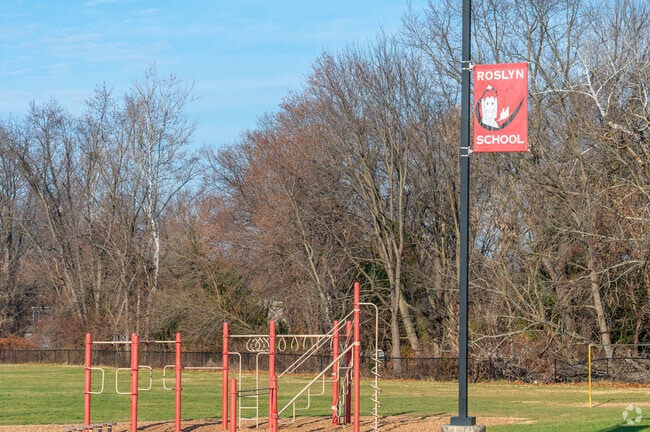 Roslyn Elementary School is a highly rated, public school located in Abington.
