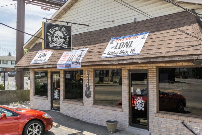 Knotty Pine Rock Club offers live music in White Oak.