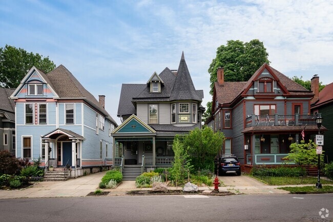 Housing is quite dense in Lakeview making the neighborhood more walkable.