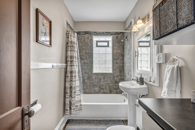 817 Bell Ave unit CDB Upper, Sheboygan, WI 53083 - photo 5