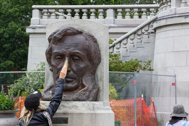 It is said to be good luck to rub the nose of Abraham Lincoln.
