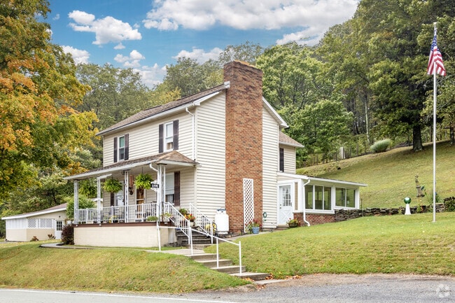 This Colonial Revival is typical among the homes found in Reade.