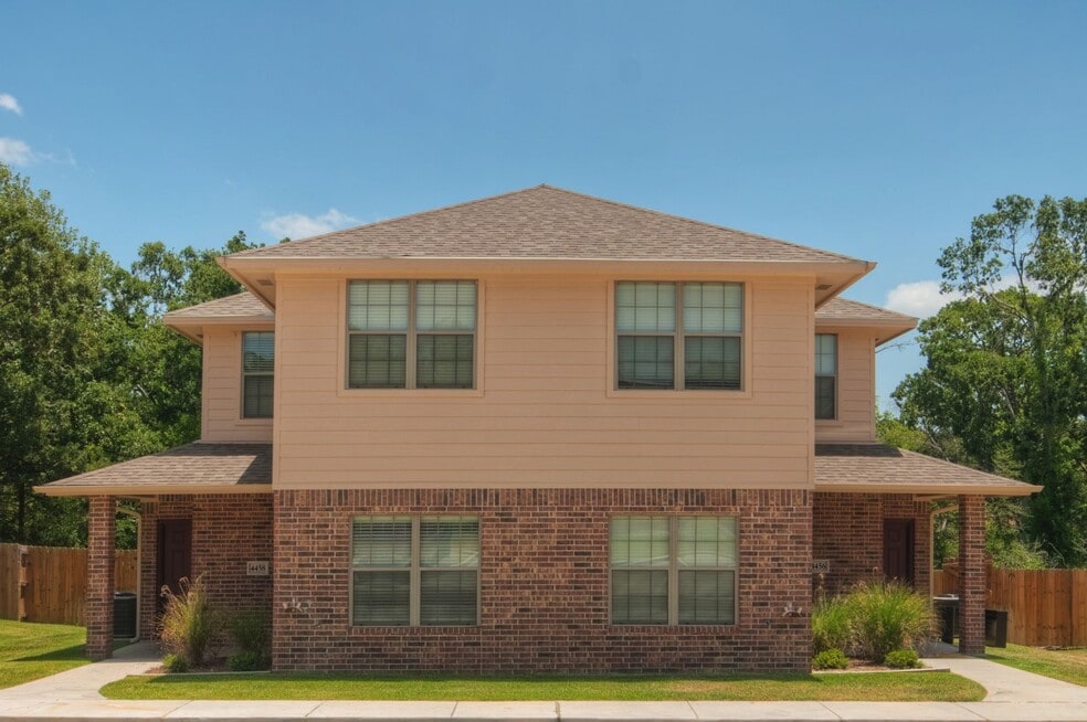 Immediate Move in! HUGE 3/3 duplex just Mi...