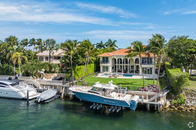 The waterfront homes in Boca Raton Riviera offer ocean access via the intracoastal.