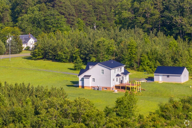 Farmhouses in New Canton, Virginia, sit on sprawling acres.