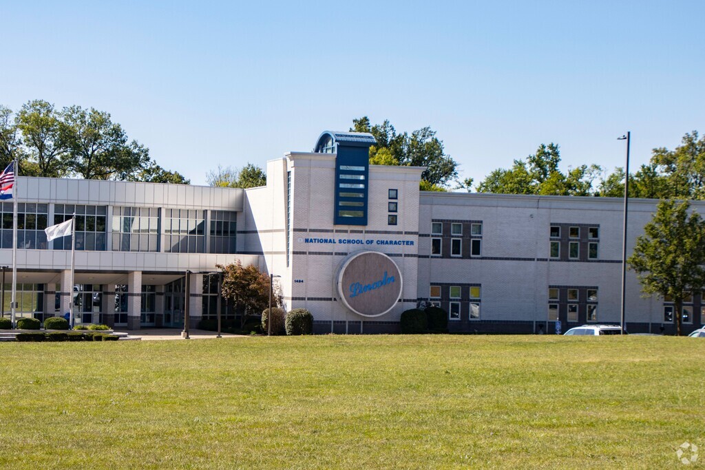 Lincoln Elementary School serves students in the Troy community.