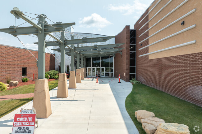 Jordan High School has a student-teacher ratio of 19 to 1.