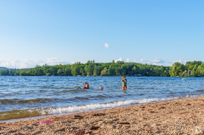 Play underwater games with your kids at the Lake Waukewan Beach near New Hampton.