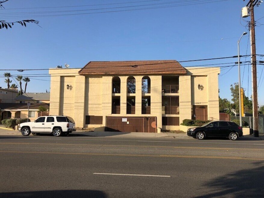 12617 OXNARD || Unique TWO LEVEL APT avail...