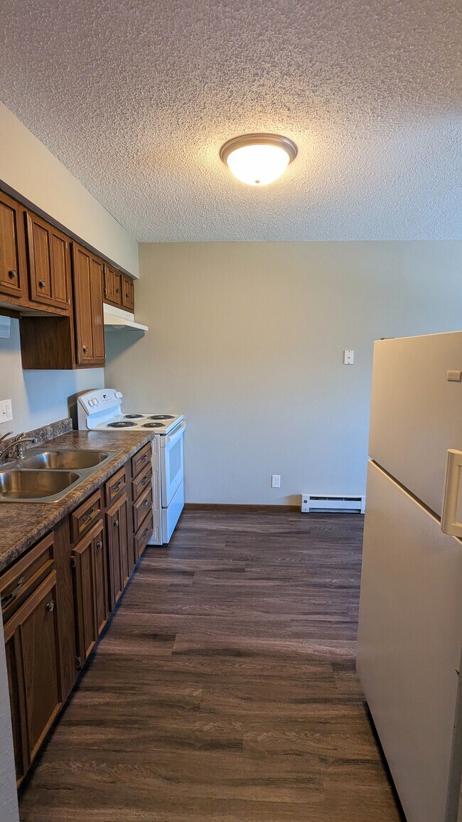 Oakview, Hiawatha, IA 52233 - photo 2