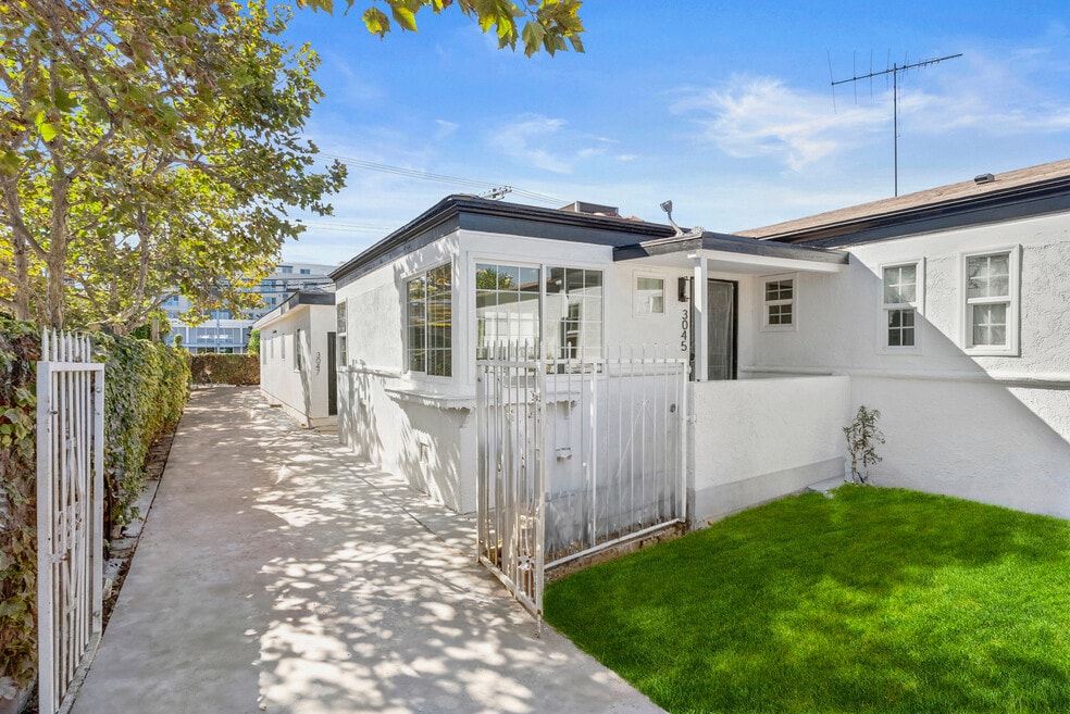 3045 S Bronson Ave, Los Angeles, CA 90018 - photo 1