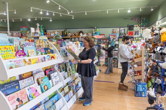 There are several cute shops in downtown Menlo Park for Atherton residents to do their shopping.