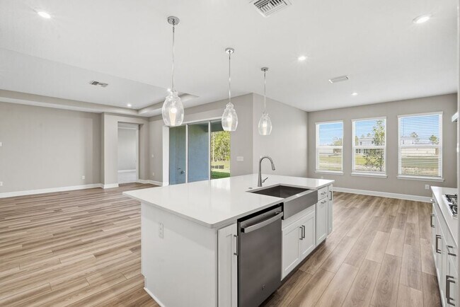 35154 Emberview Dr, Zephyrhills, FL 33541 - photo 6