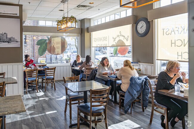 Peach Pit Cafe in Manasquan has a fireplace, outdoor dining and vegetarian dishes.