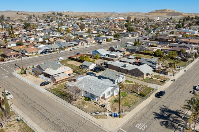 Many of the homes in Avenal are mid 20th century ranch style.