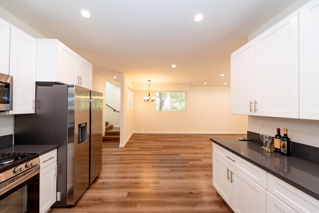 22849 Macfarlane Dr, Los Angeles, CA 91364 - photo 7