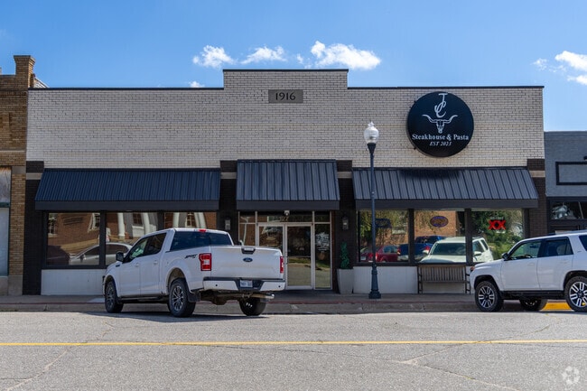 JC Steakhouse in Wahoo serves prime rib, burgers, and seafood.