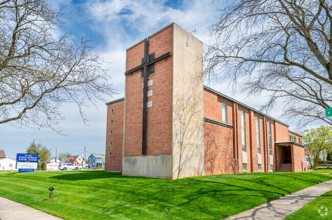 St. Joe Community Church is one of 20 houses of worship within 3 miles of Francis Slocum.