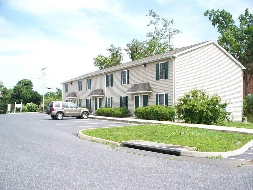 Clifton Knolls, Staunton, VA 24401 - photo 1