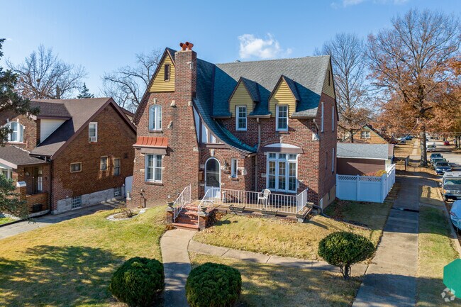 Homes are an average of 1,423 square feet in the Uplands Park neighborhood.