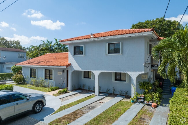 Grapeland Heights has a variety of architectural home styles.