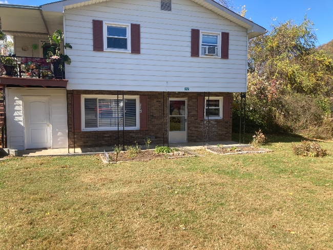 202 Mountain View Dr, Hampton, TN 37658 - photo 2