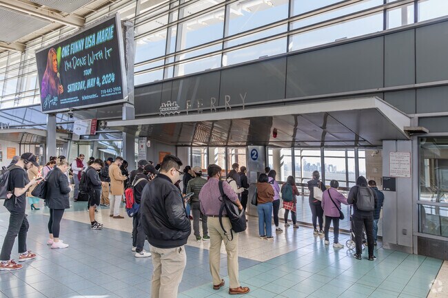 Six local routes serve the Grymes Hill, and commuters to Manhattan can take a 25-minute ferry.