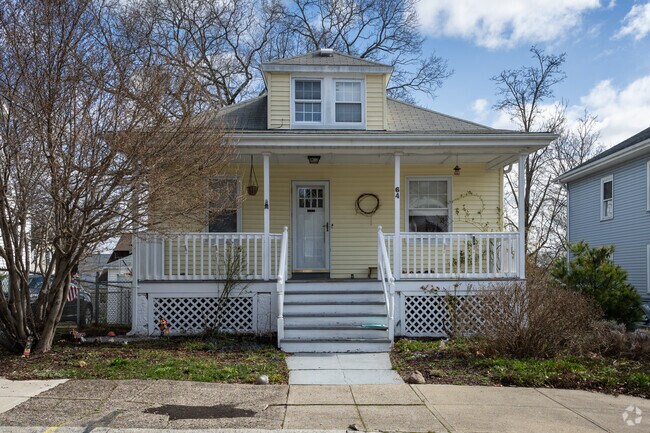 A popular single family home style can be found in the Oak Hill neighborhood, Providence.