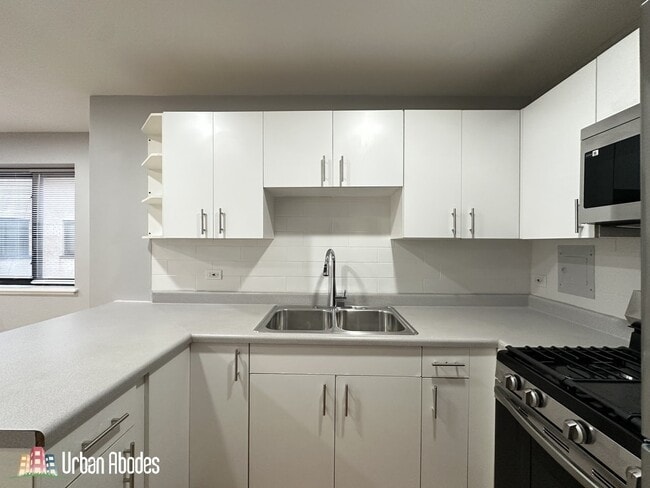 6967 N Sheridan Rd unit M03H, Chicago, IL 60626 - photo 4