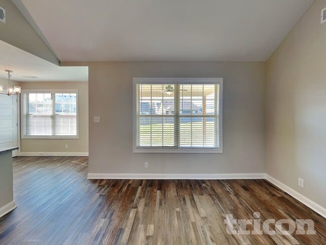 1085 Dublin Dr, Clarksville, TN 37042 - photo 2