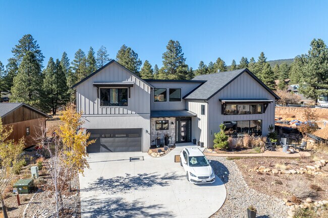 The average home size in Edgemont is 2,578SF.