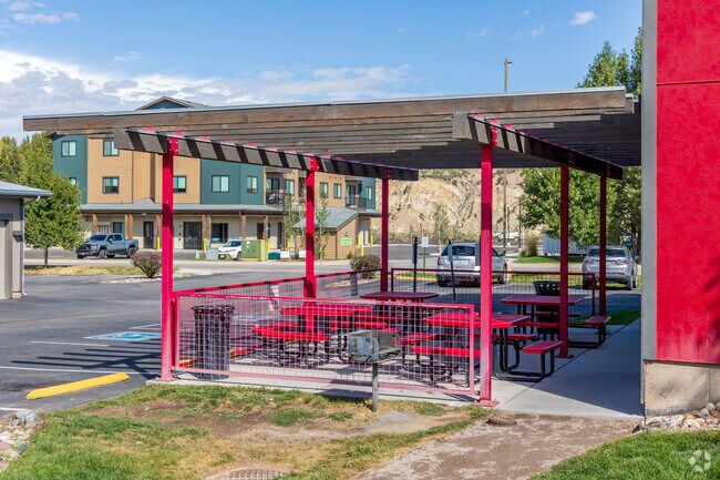 Red Table Apartments, Gypsum, CO 81637 - photo 4