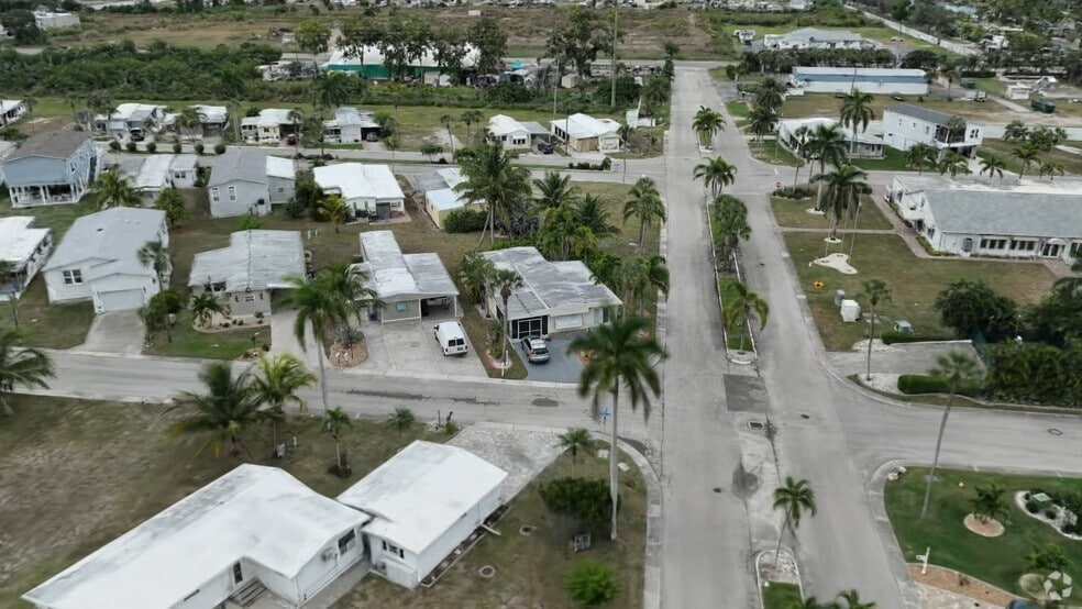 11240 Azalea Ln, Fort Myers Beach, FL 33931 - photo 2