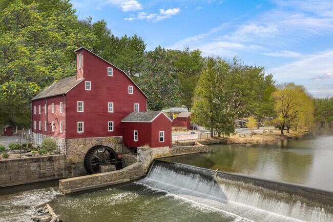 The serenity of this neighborhood does not mean you’re far from everyday conveniences. Enjoy easy access to 78 and local shopping and dining along Route 22 and 31 and nearby downtown Clinton.