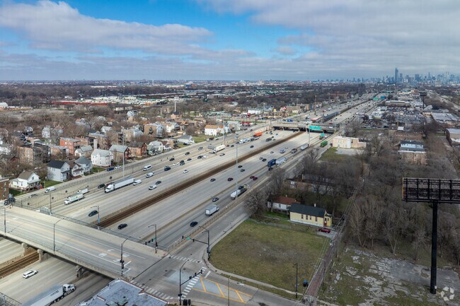 The Dan Ryan Expressway lies on Washington Parks western border, connecting it to wider Chicago.