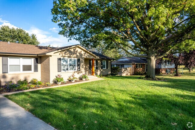 Many homes in Sunny Slope-Sunny View have large front yards.