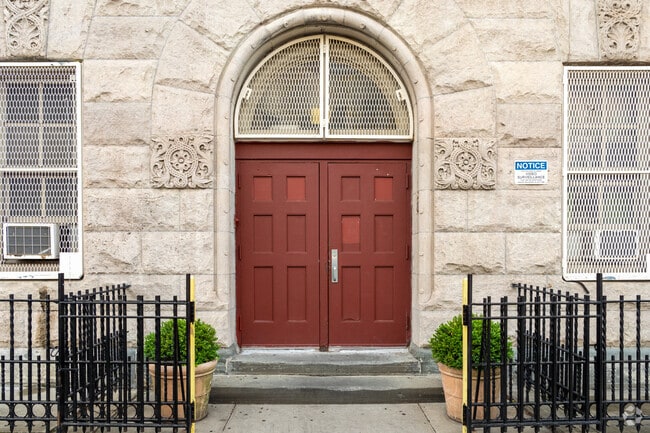 Main entrance to PS 86K The Irvington School located on Irving Ave.
