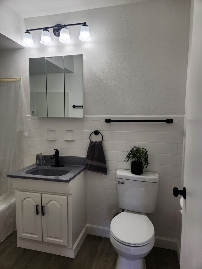 Creekview Apartments - 1st Month FREE!, Rockford, IL 61108 - photo 7