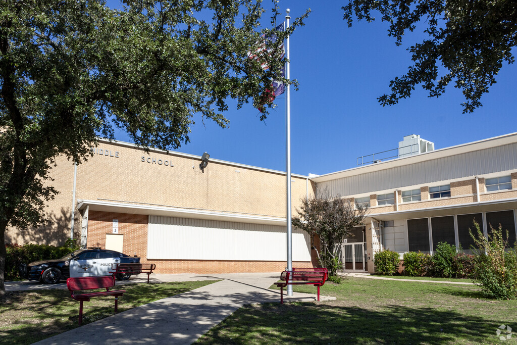 Morningside Middle School provides education in the neighborhood of 
Morningside.