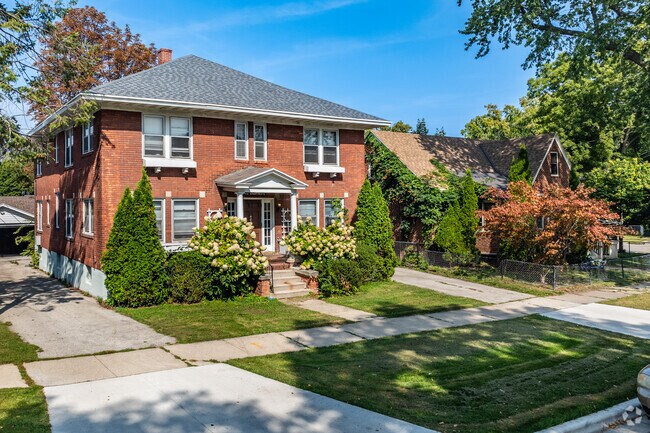 There are several national style home dated back to the 1800s in the Navrino neighborhood.