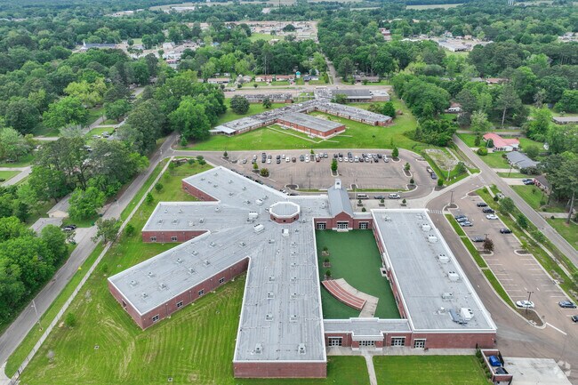 Canton Elementary School serves 380 students in Canton.