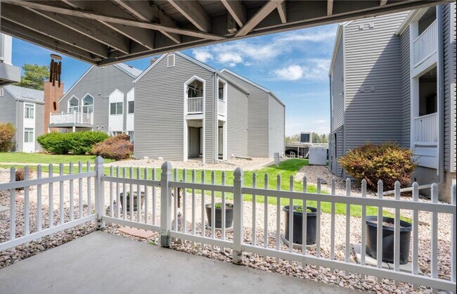 3349 S Monaco Pkwy unit B, Denver, CO 80222 - photo 2